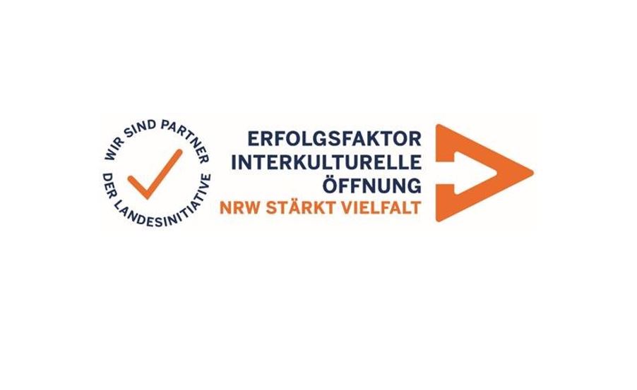 Zu sehen ist das Logo des Partnernetzwerkes. Links in einem Kreis steht: Wir sind Partner der Landesinitiative. In der Mitta steht: Erfolgsfaktor interkulturelle Öffnung, NRW stärkt Vielfalt. Ganz rechts ist eine orangene Pfeilspitze, die nach rechts zeigt.