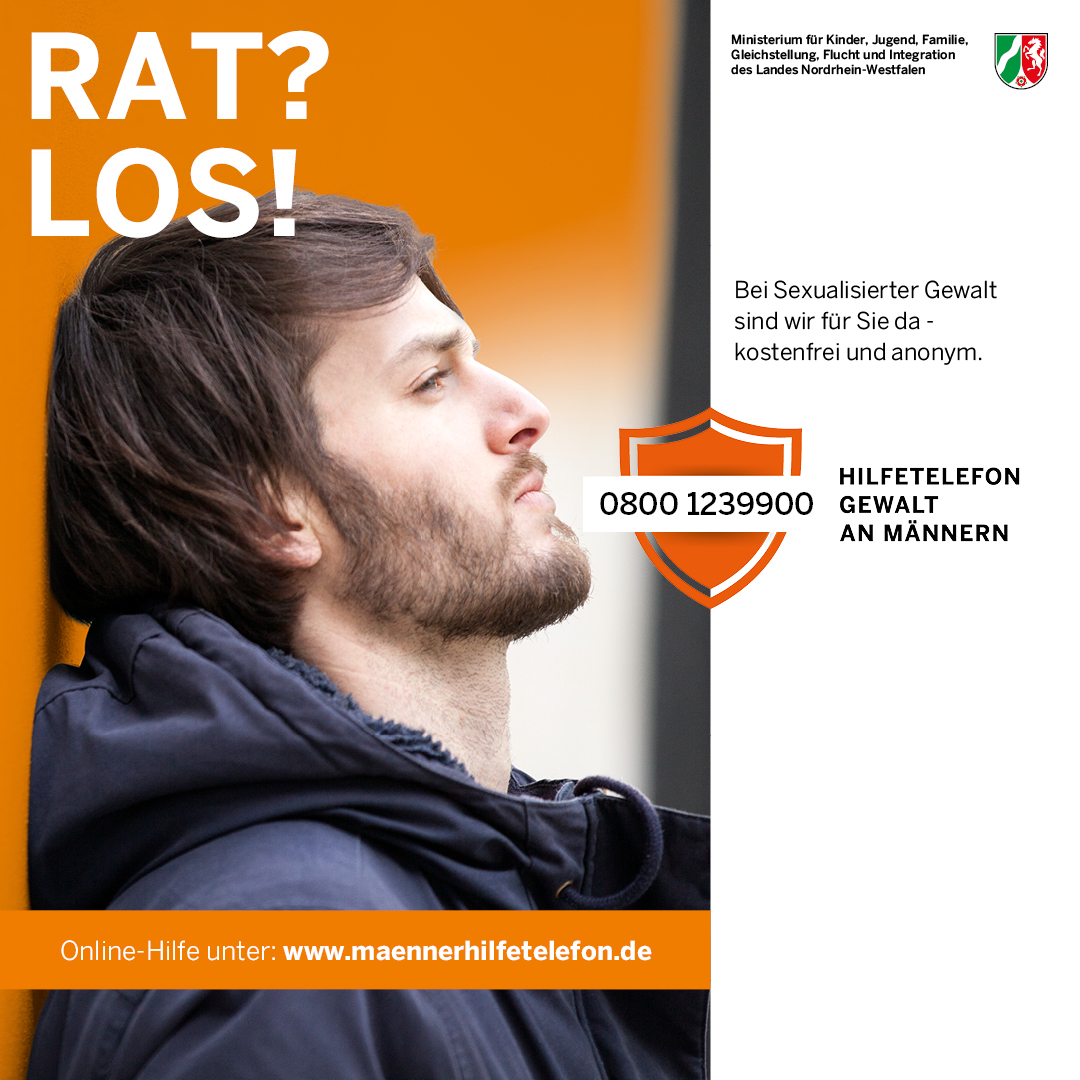 So sehen ist ein Mann, der verzweifelt ist und sich an eine Wand lehnt. Über ihm steht "Rat? Los!", unter ihm steht "Online-Hilfe unter: www.maennerhilfetelefon.de". Rechts daneben sind auf einem weißen Balken die Logos des MInisteriums und des Hilfetelefons Gewalt an Männer zu sehen. Die Nummer lautet 0800 1239900