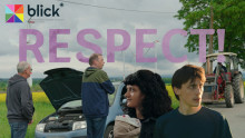Menschen stehen an einem Auto mit geöffneter Motorhaube  darüber Schriftzuck RESPEKT