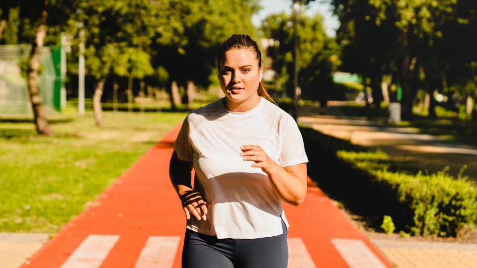 Eine Frau joggt in einem Park.