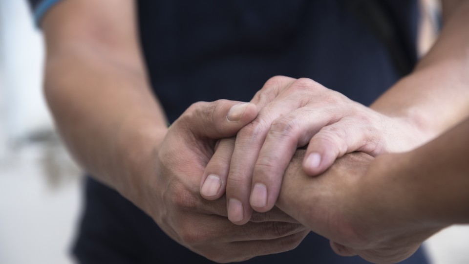 Ein Mann hält einem anderem Mann die Hand