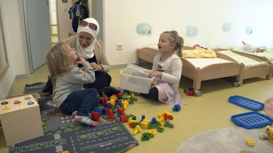 Integrationsbegleiterin Amal mit Kindern