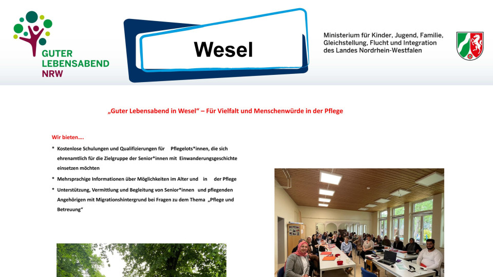 Zu sehen ist das Ausstellungsposter der Stadt Wesel zum Modellprojekt "Guter Lebensabend". Es zeigt verschiedene Fotos der Projektbeteiligten. Zudem enthält das Poster Informationen darüber, was die Stadt Wesel bietet und die Herausforderungen und Nachhaltigkeit.  