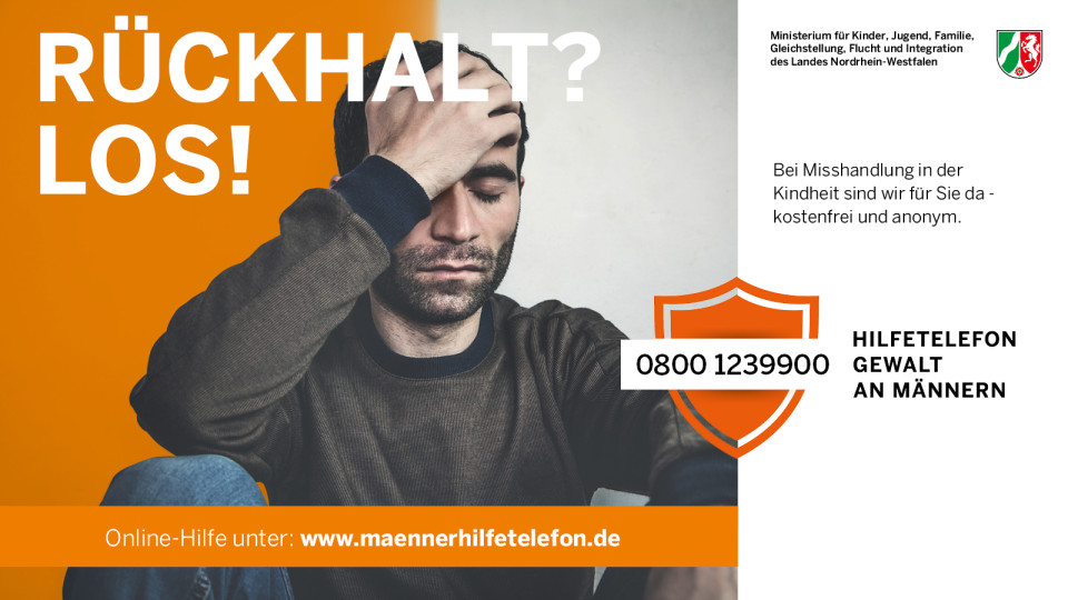 Es ist ein Bild des Hilfetelefons Gewalt an Männern zu sehen. Ein Mann hält sich verzweifelt die Hand an den Kopf. Über ihm steht "Rückhalt? Los!". Oben rechts ist das Logo des Gleichstellungsministeriums. Zudem steht die Nummer des Hilfetelefons auf dem Bild: 0800 1239900 und die Webadresse: www.maennerhilfetelefon.de.