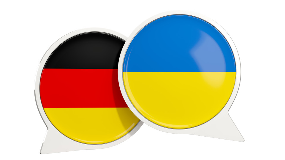 Zu sehen ist die deutsche und die ukrainische Flagge.