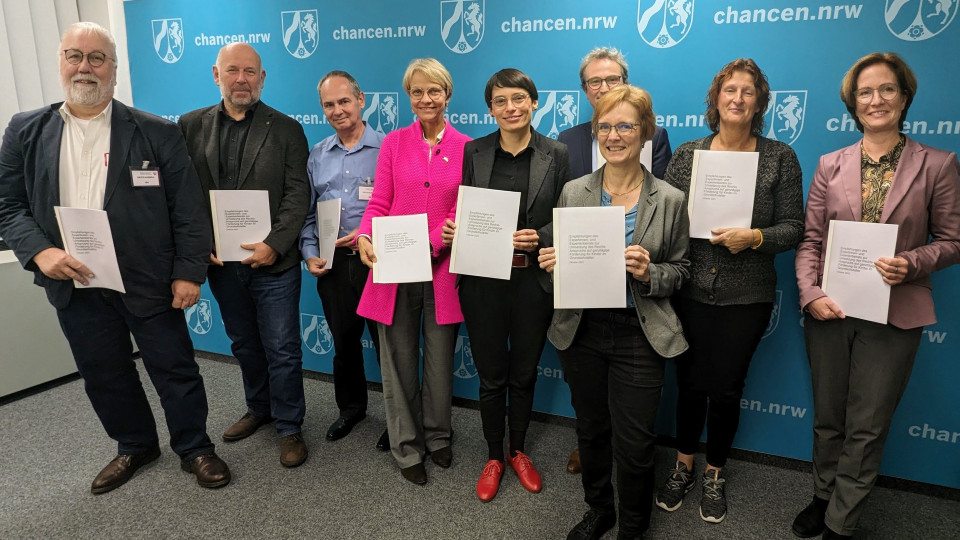 Zu sehen sind Ministerin Josefine Paul und Schulministerin Feller mit den weiteren Mitgliedern des Expertenbeirates zur beratenden Begleitung der landesrechtlichen Umsetzung des Rechtsanspruchs auf Ganztagsbetreuung für Kinder im Grundschulalter 