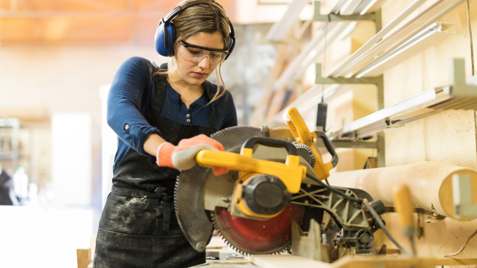 Frau Handwerk Säge