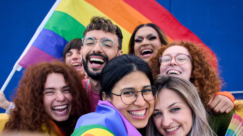 Junge Menschnen Regenbogen Fahne