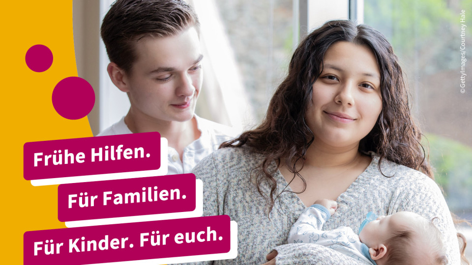 Junge Leute mit Baby auf dem Arm