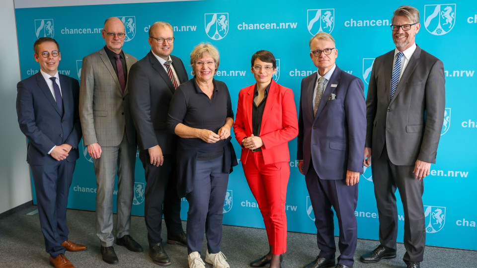 Unterzeichnung Eckpunktepapier KiBiz Ministerin Josefine Paul und Träger