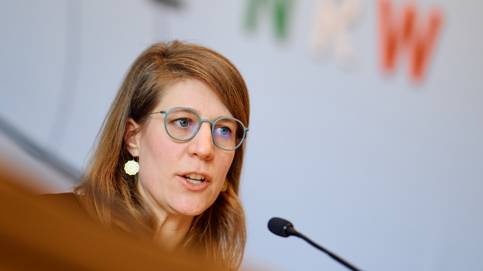 Ministerin Verena Schäffer auf einer Pressekonferenz