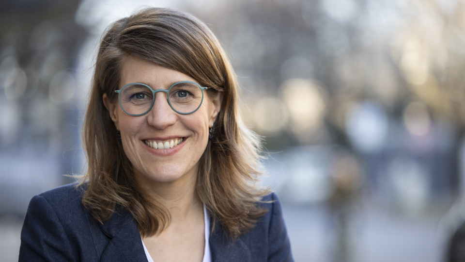 Minsiterin Verena Schäffer Porträt lächelt in die Kamera