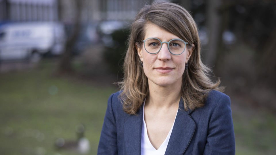 Ministerin Verena Schäffer steht im Freien und blickt in die Kamers