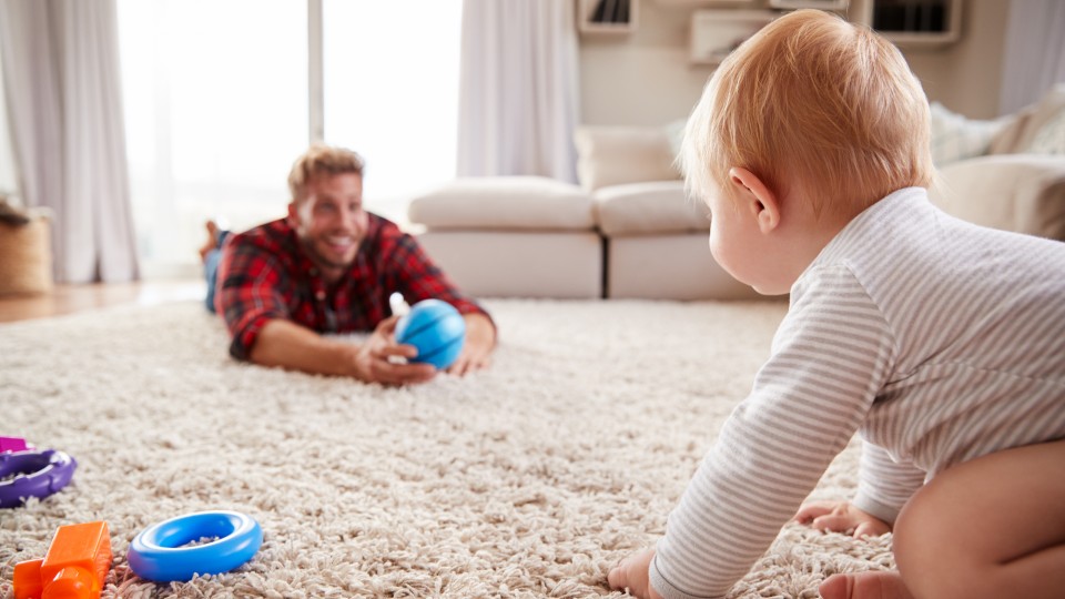 Frühen Hilfen_Vater spielt mit Baby