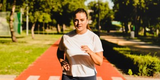 Eine Frau joggt in einem Park.