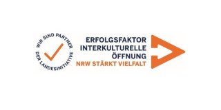 Zu sehen ist das Logo des Partnernetzwerkes. Links in einem Kreis steht: Wir sind Partner der Landesinitiative. In der Mitta steht: Erfolgsfaktor interkulturelle Öffnung, NRW stärkt Vielfalt. Ganz rechts ist eine orangene Pfeilspitze, die nach rechts zeigt.