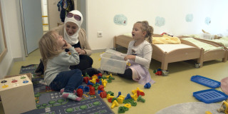 Integrationsbegleiterin Amal mit Kindern