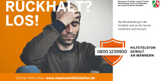 Es ist ein Bild des Hilfetelefons Gewalt an Männern zu sehen. Ein Mann hält sich verzweifelt die Hand an den Kopf. Über ihm steht "Rückhalt? Los!". Oben rechts ist das Logo des Gleichstellungsministeriums. Zudem steht die Nummer des Hilfetelefons auf dem Bild: 0800 1239900 und die Webadresse: www.maennerhilfetelefon.de.