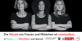 Drei Frauen stehen mit ineinander verschränkten armen nebeneinander und schauen ernst in die Kamera. Das Bild ist schwarz-weiß. Unter den Frauen steht: Die Würde von Frauen und Mädchen ist unantastbar. In Nordrhein-Westfalen und überall. Darunter sind die Logos des MKJFGFIs, der Stadt Köln und der Kölner Initiative gegen sexualisierte Gewalt.