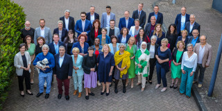 Zu sehen ist Ministerin Josefine Paul mit den 50 Mitgliedern des Beirats für Teilhabe und Integration. Sie stehen alle zusammen für ein Gruppenbild