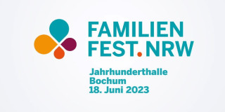 Zu sehen ist das Deckblatt des Videos zum Familienfest NRW 2023. Dort ist das Logo des Festes rechts, links steht Familienfest.NRW Jahrhunderthalle Bochum 18. Juni 2023.