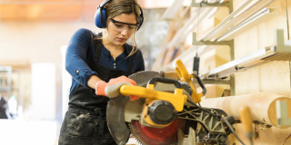 Frau Handwerk Säge 