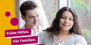 Junge Leute mit Baby auf dem Arm