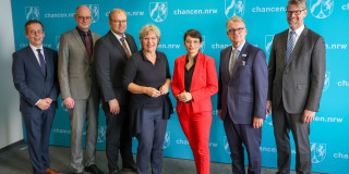 Unterzeichnung Eckpunktepapier KiBiz Ministerin Josefine Paul und Träger
