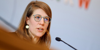 Ministerin Verena Schäffer auf einer Pressekonferenz