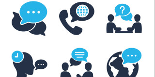 Sechs blaue Symbole zur Kommunikation: Sprechblasen, Telefon, Gesprächspartner und Weltkugel