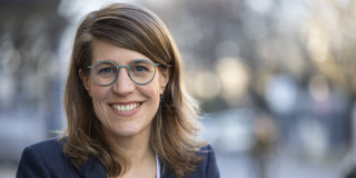 Minsiterin Verena Schäffer Porträt lächelt in die Kamera