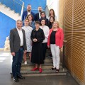 Integrationsministerin Josefine Paul und Staatssekretär Andreas Bahr mit den MItarbeiter*innen des Kommunalen Integrationszentrums Dortmund