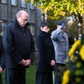 Ministerin Josefine Paul als Vertreterin der Landesregierung, Thomas Kutschaty, Staatsminister a.D., MdL, Vorsitzender des Landesverbandes NRW im Volksbund Deutsche Kriegsgräberfürsorge e.V, Rainer Schmeltzer, Landtagsvizepräsident und ein Mensch von der Bundeswehr nehmen an der gemeinsamen Gedenkveranstaltung zum Volkstrauertag teil. Sie stehen aufgereiht nebeneinander und nehmen an der stillen Kranzniederlegung teil.