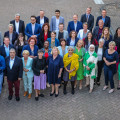 Zu sehen ist Ministerin Josefine Paul mit den 50 Mitgliedern des Beirats für Teilhabe und Integration. Sie stehen alle zusammen für ein Gruppenbild