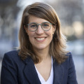 Minsiterin Verena Schäffer Porträt lächelt in die Kamera