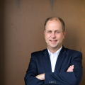 Minister Portrait Brauner Hintergrund